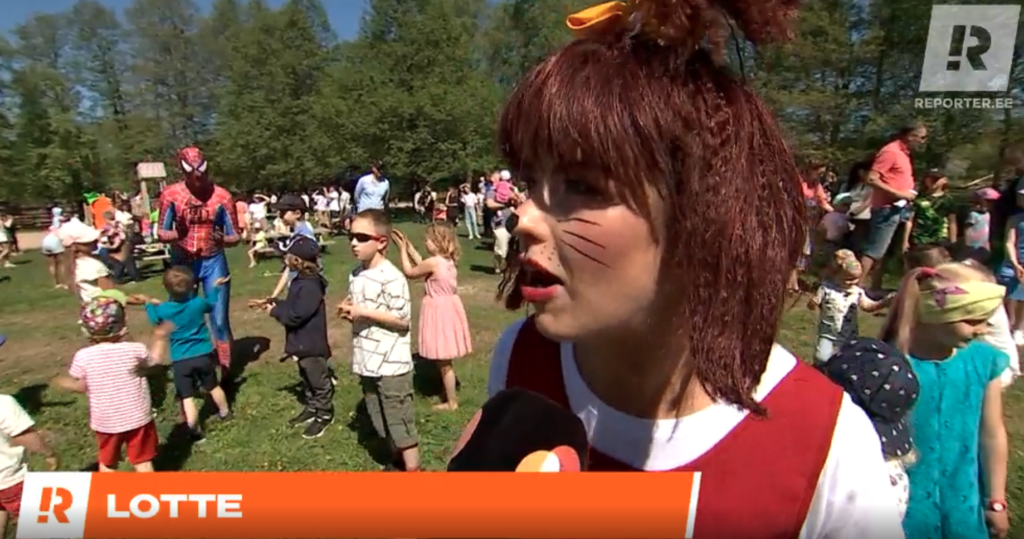Lotte lasteüritust juhtimas